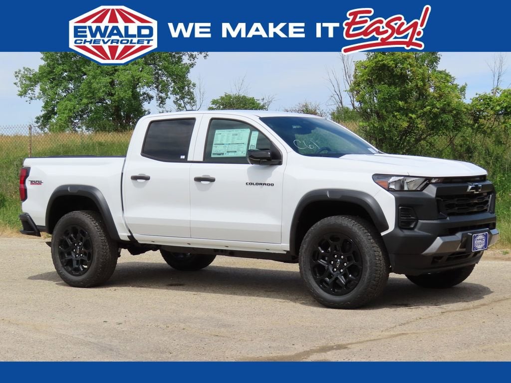 2026 Chevrolet Colorado Trail Boss in Summit White — front three-quarter view